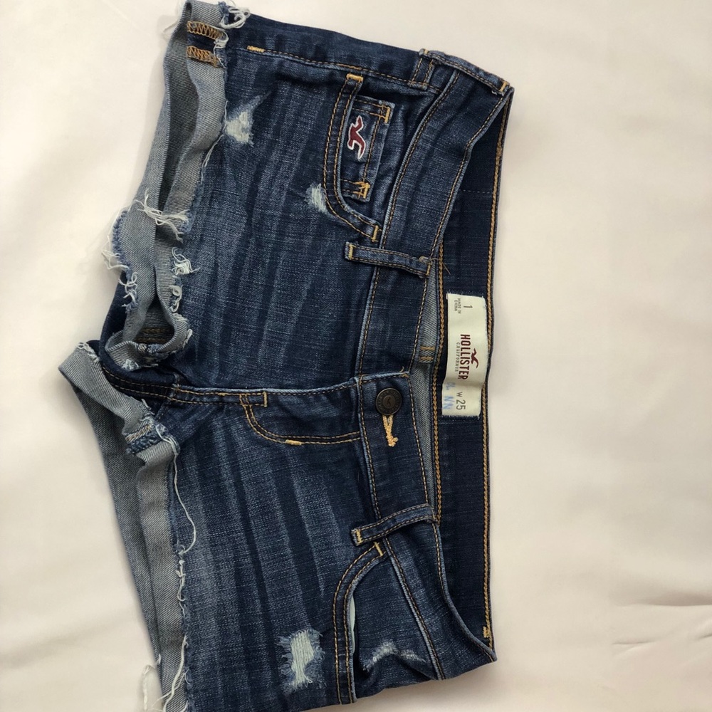 𝙷𝚘𝚕𝚕𝚒𝚜𝚝𝚎𝚛 𝚓𝚎𝚊𝚗 𝚜𝚑𝚘𝚛𝚝𝚜